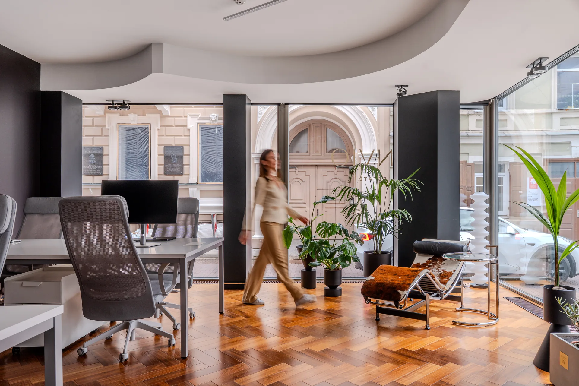 Workspaces and large windows in the Lunvio studio in Vilnius