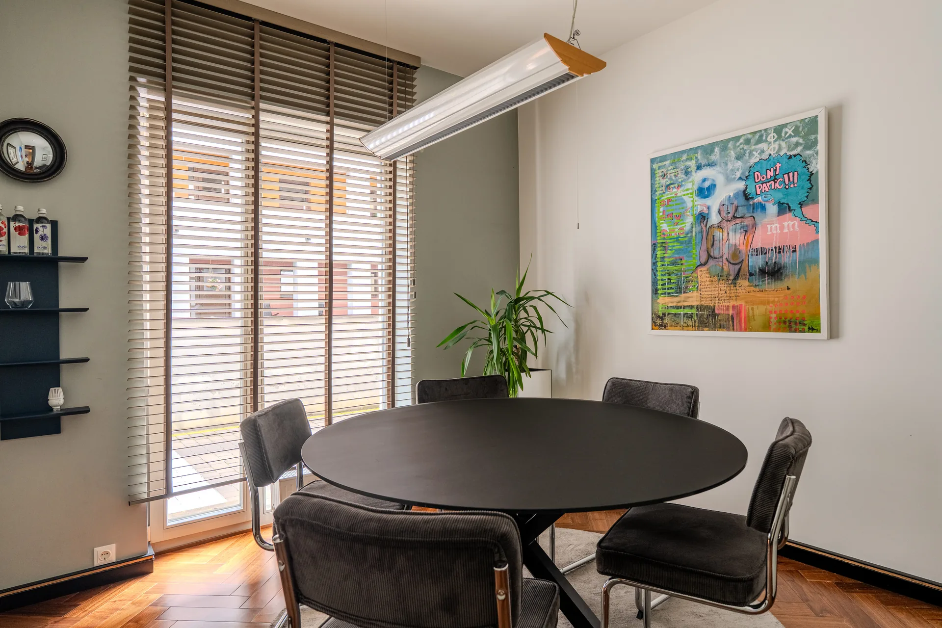 Round meeting table in the Lunvio studio